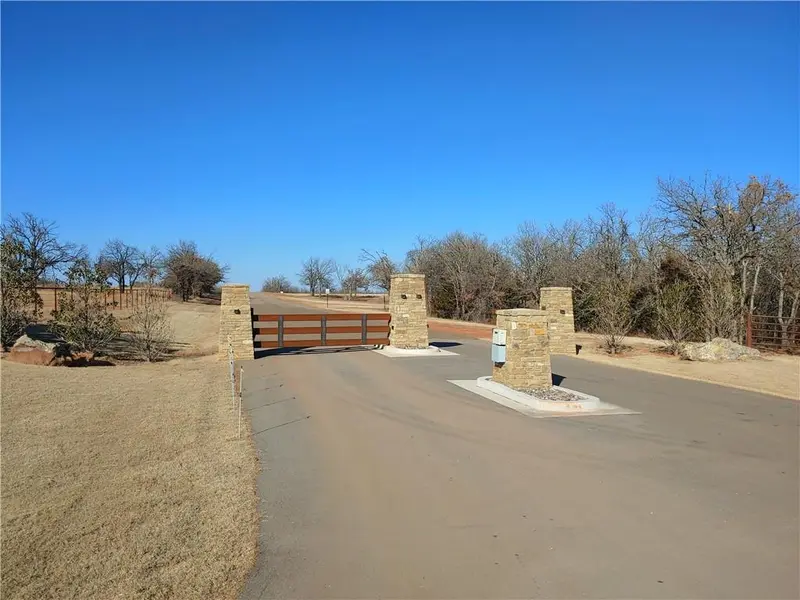 13701 HighPointe DR, Arcadia, OK 73007