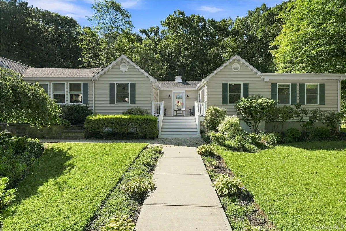 5 Mountain DR, Mahopac, NY 10541