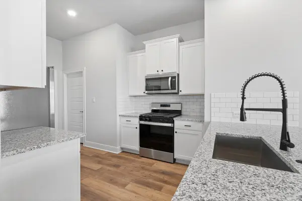 125 Skyflower LN, San Marcos, TX 78666
