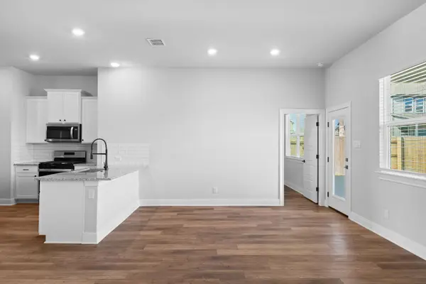 125 Skyflower LN, San Marcos, TX 78666