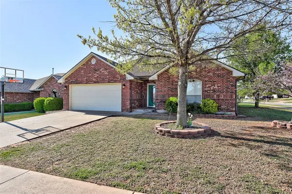 12524 SW 12th ST, Yukon, OK 73099