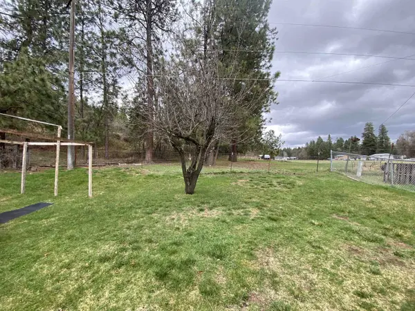 24807 E Trent Ave, Newman Lake, WA 99025