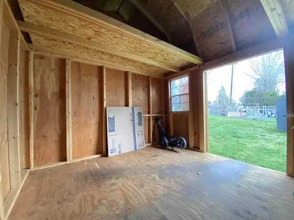 24807 E Trent Ave, Newman Lake, WA 99025