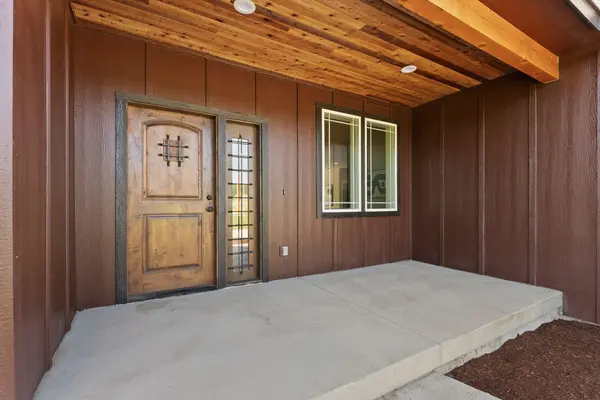 100 Meadow Creek WAY, Elk, WA 99009