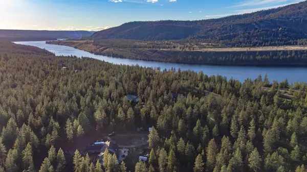 20701 W South Bank Rd, Nine Mile Falls, WA 99026