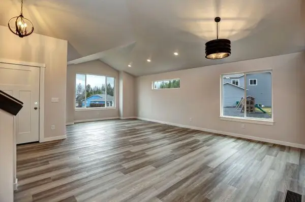 5912 N VISTA GRANDE Dr, Otis Orchards, WA 99027