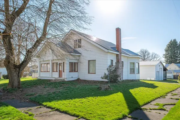 111 N 2nd St, Harrington, WA 99134
