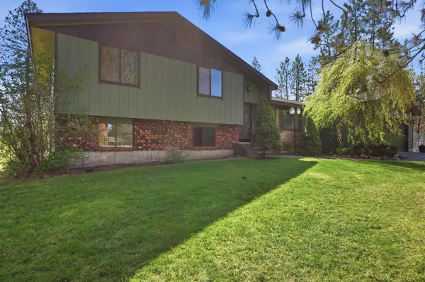 28504 N Cottonwood Rd, Chattaroy, WA 99003
