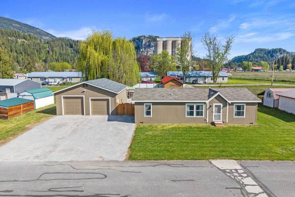 105 B South Ave,  Metaline Falls,  WA 99153