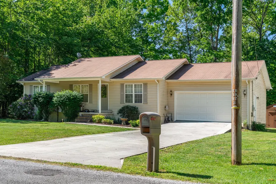 9044 Weketa Dr, Crossville, TN 38572