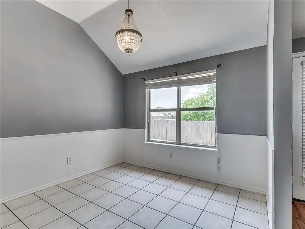 2124 NE 4th ST, Moore, OK 73160