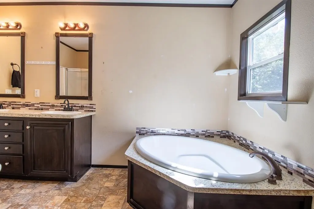 327 Burntwood DR, Tuttle, OK 73089