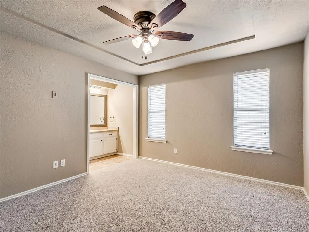 1332 W Cedarbrook LN, Moore, OK 73170