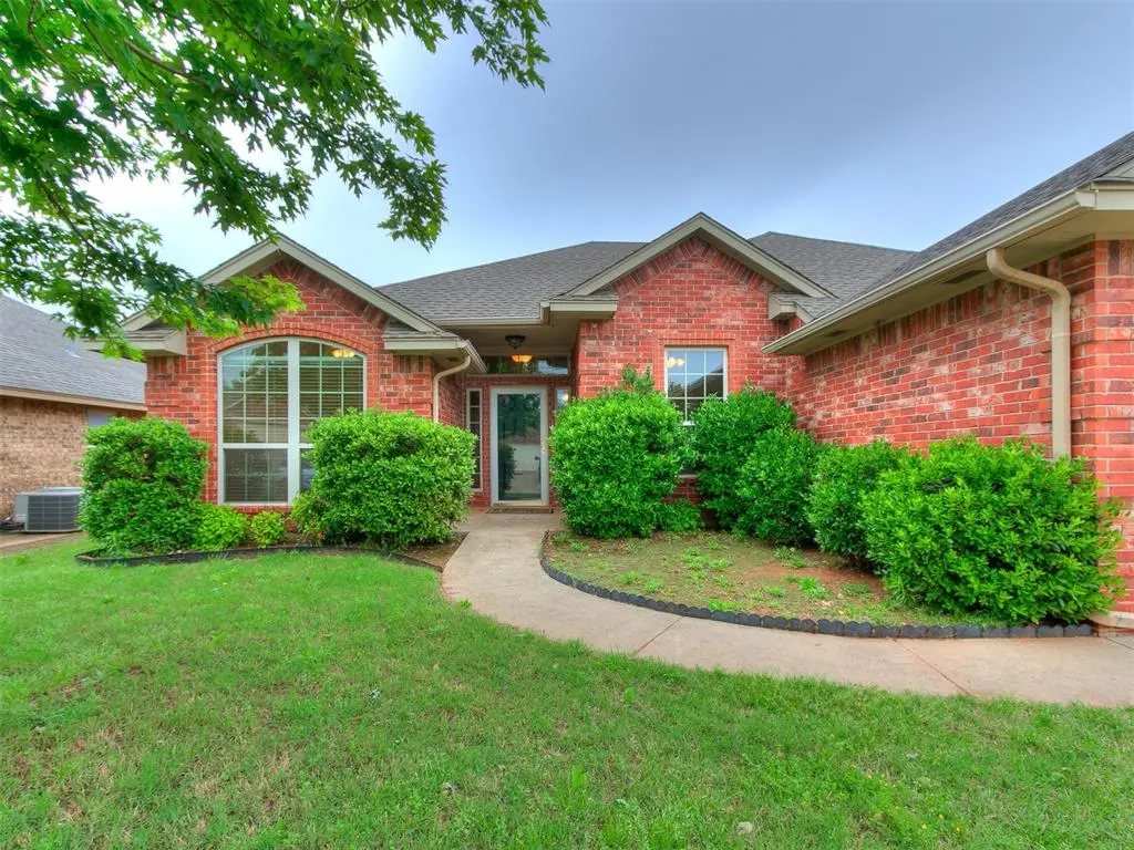 9101 Crooked Creek LN, Moore, OK 73160