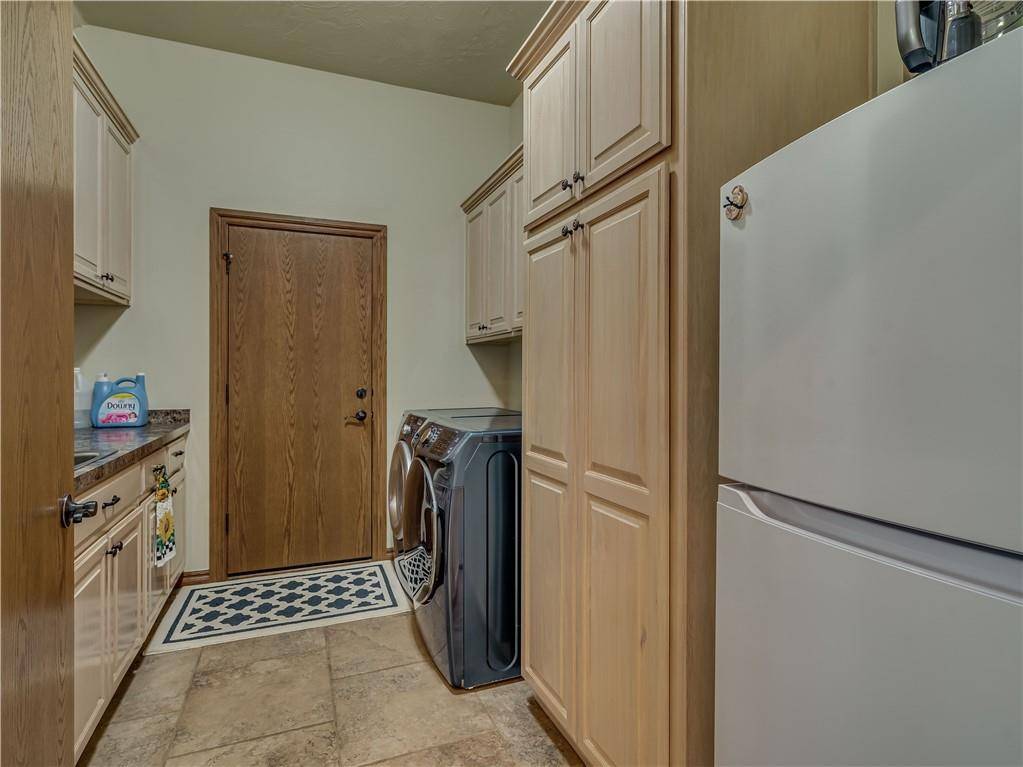 237 N Oaks RD, Harrah, OK 73045
