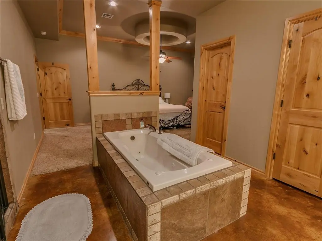 1551 N Morgan RD, Mustang, OK 73064