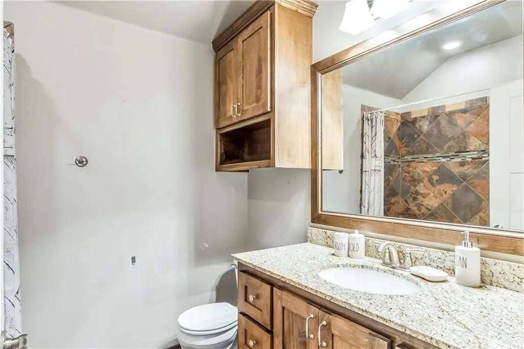909 SW 14th ST, Moore, OK 73160