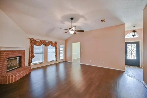 907 Clear Creek Drive, Arlington, TX 76001