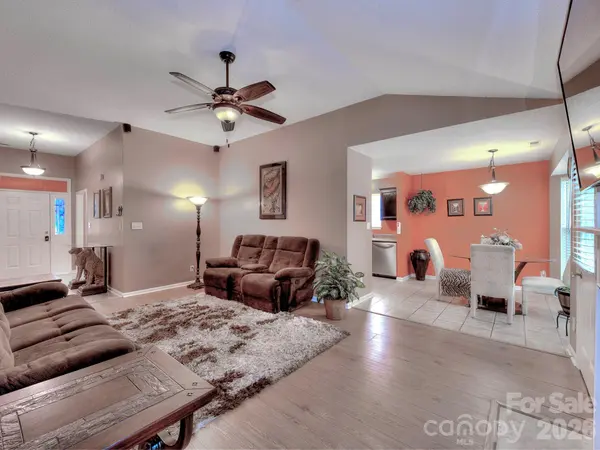 3102 Mintleaf DR, Charlotte, NC 28269