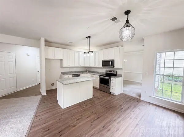 3621 Straussburg Woods LN, Matthews, NC 28105