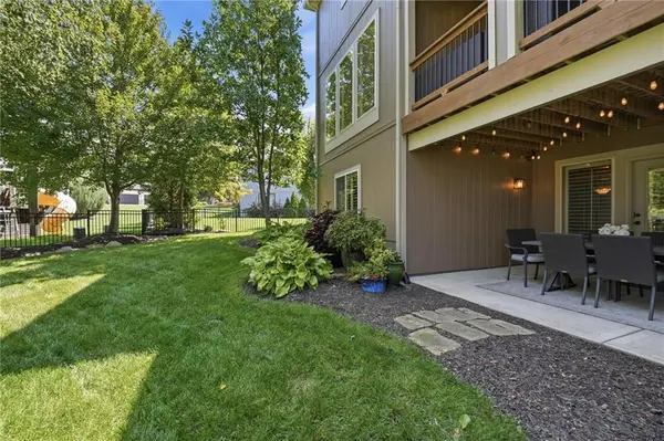 9404 W 163rd PL, Overland Park, KS 66085