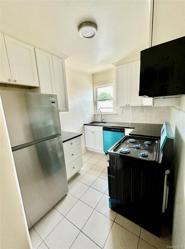 918 Hempstead TPKE #6, Franklin Square, NY 11010
