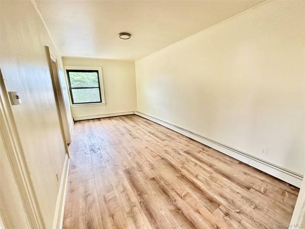 918 Hempstead TPKE #6, Franklin Square, NY 11010