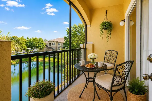 10211 COURTNEY PALMS #303, Tampa, FL 33619