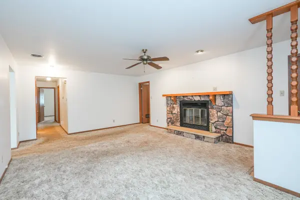 521 Hawthorne LN, Peotone, IL 60468