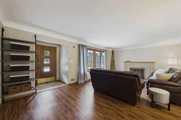 2085 Rosewood LN S, Roseville, MN 55113