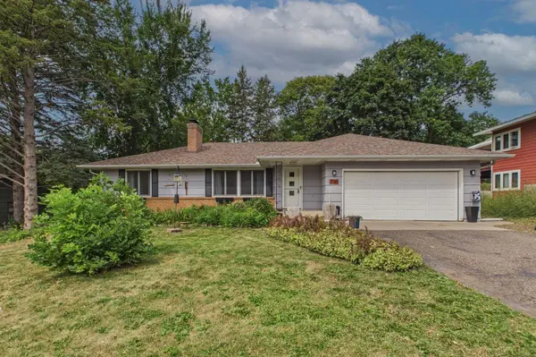 2085 Rosewood LN S, Roseville, MN 55113