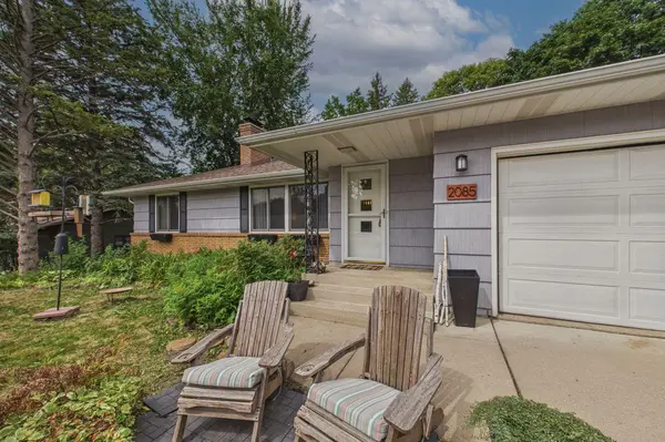 2085 Rosewood LN S, Roseville, MN 55113