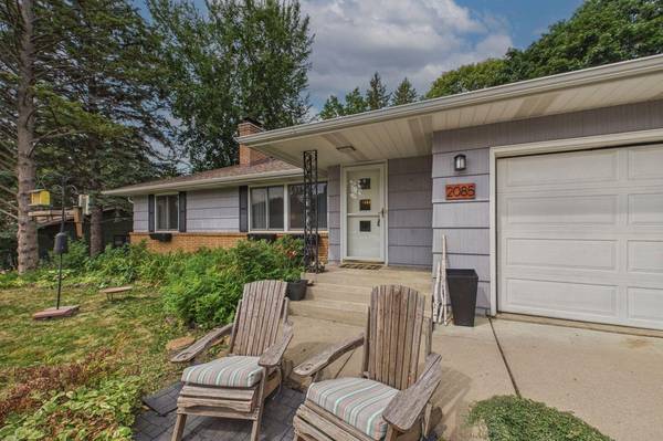 2085 Rosewood LN S, Roseville, MN 55113