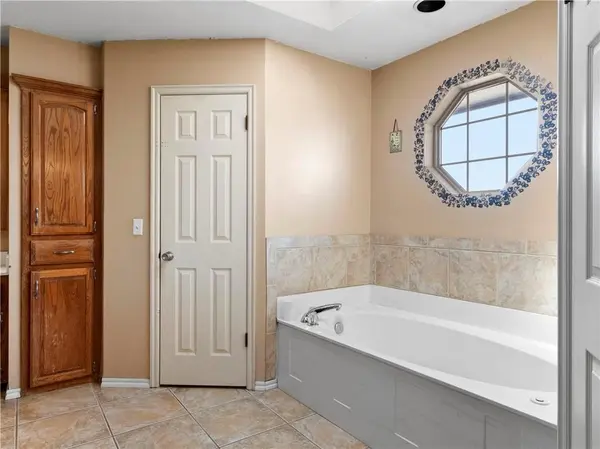 9056 NW 99th ST, Yukon, OK 73099