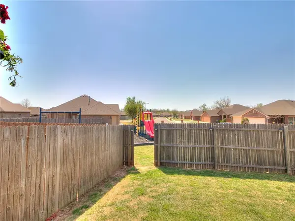 7521 Meadow Lake DR, Yukon, OK 73099