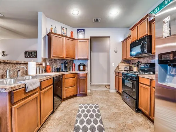 9636 Kylie DR, Moore, OK 73160