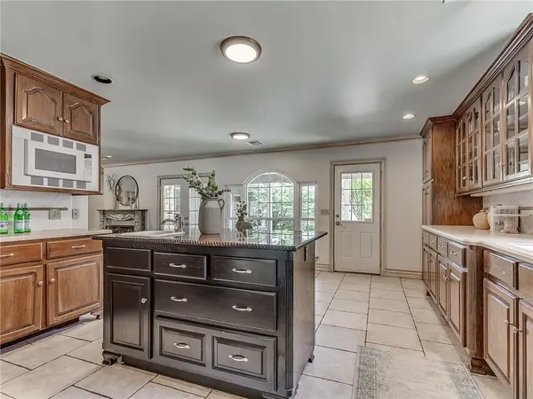 1224 Marlboro LN, Nichols Hills, OK 73116
