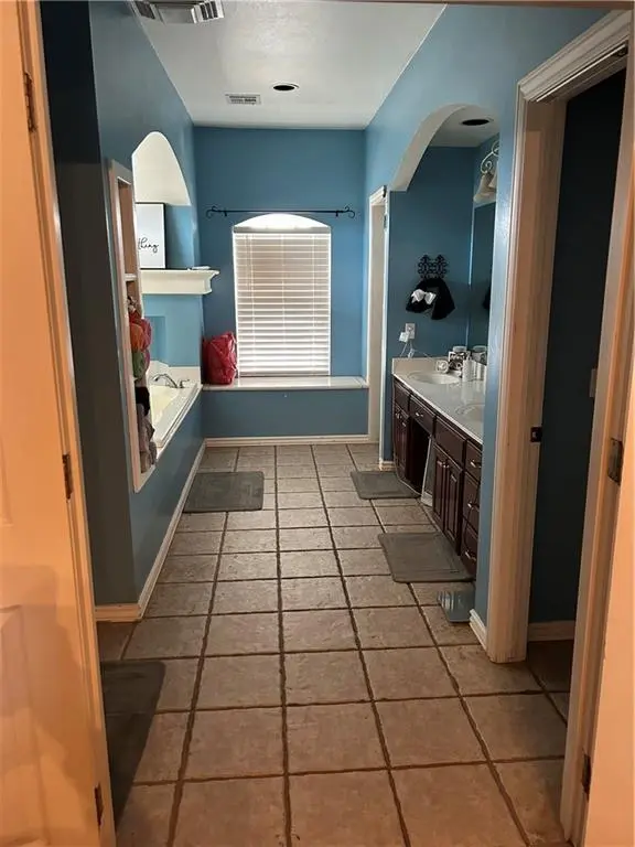 4001 Pleasant Valley CIR, Norman, OK 73072