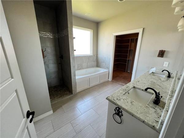 13105 Scott CIR, Shawnee, OK 74804