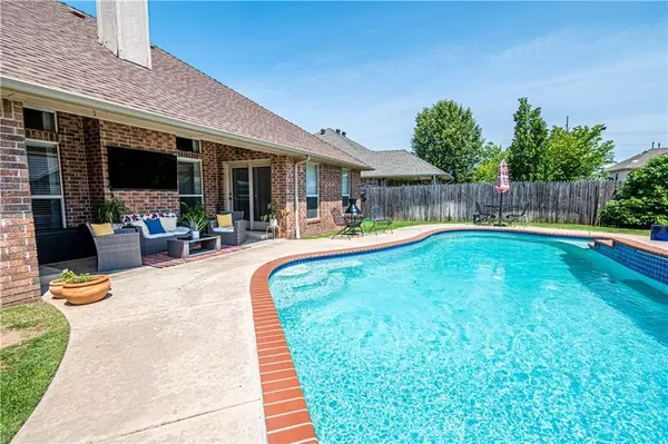 1112 Alexanders TRL, Edmond, OK 73012