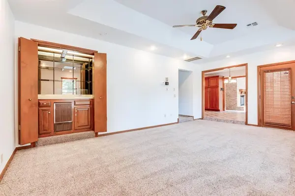 2400 Woodhollow TRL, Edmond, OK 73012