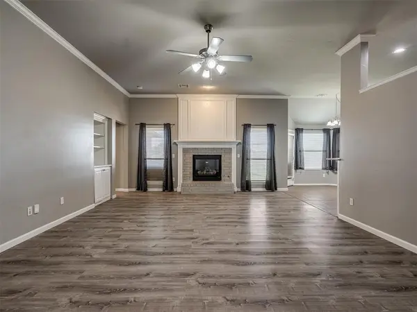 9701 Crooked Creek LN, Moore, OK 73160
