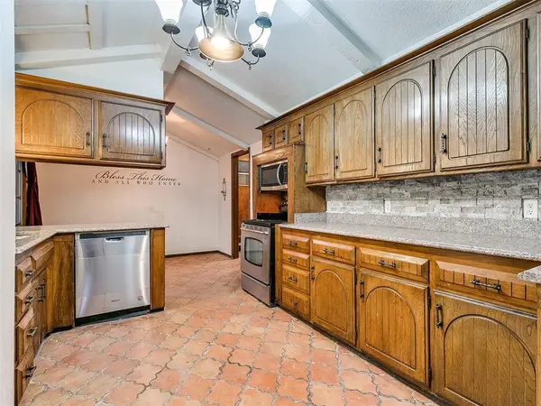 8201 Golden Oaks RD, Oklahoma City, OK 73127