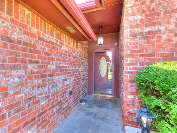 613 Fire Light DR, Moore, OK 73160