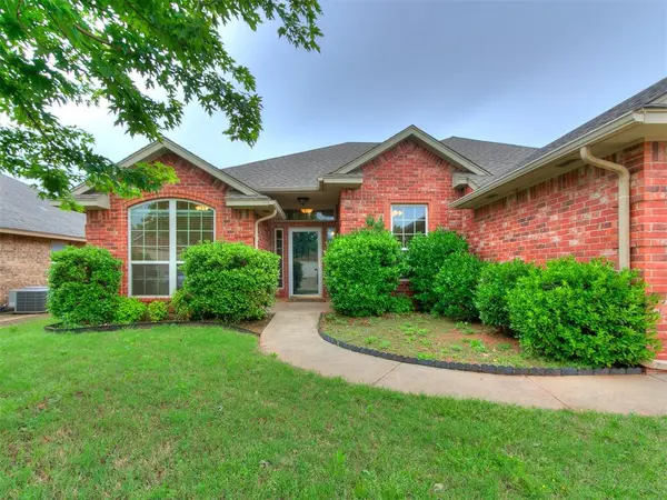 9101 Crooked Creek LN, Moore, OK 73160