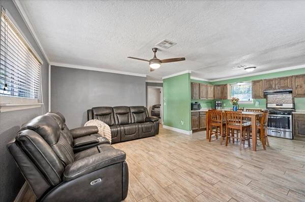 604 SW 14th ST, Moore, OK 73160