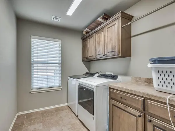 928 Crooked Oak CIR, Guthrie, OK 73044