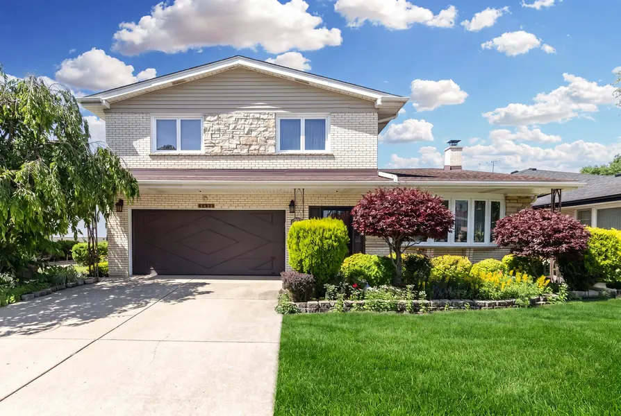 8432 W Amelia DR, Niles, IL 60714