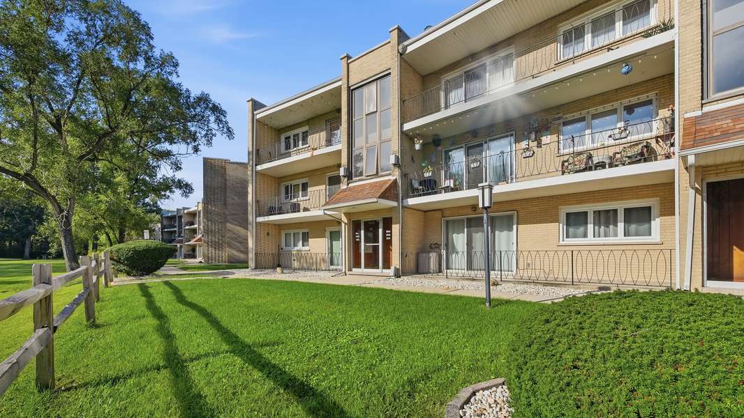 9510 S 86th AVE #305, Hickory Hills, IL 60457