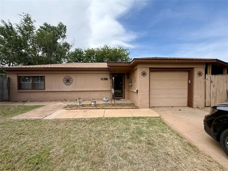 1021 Coe ST, Altus, OK 73521